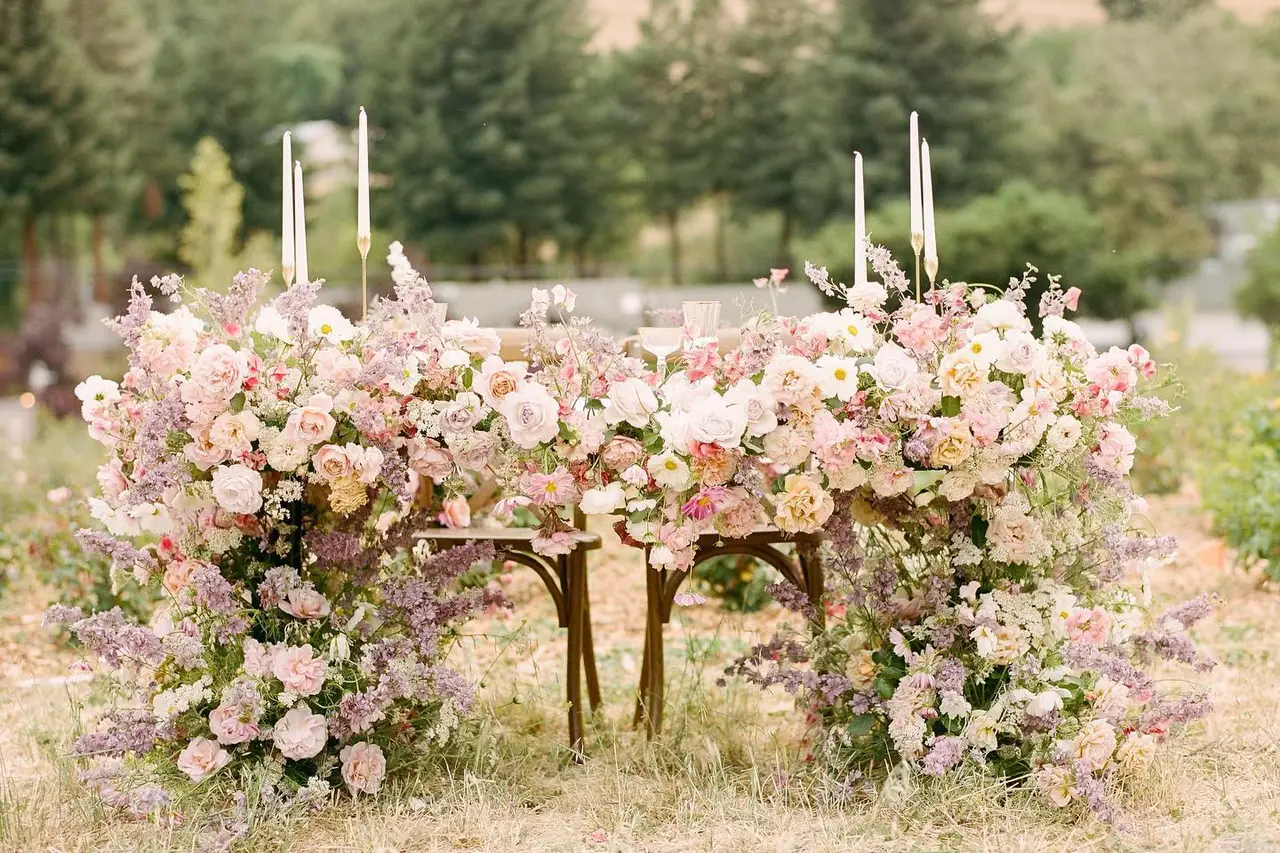 floral arrangement is considered as one of the best timeless wedding trends