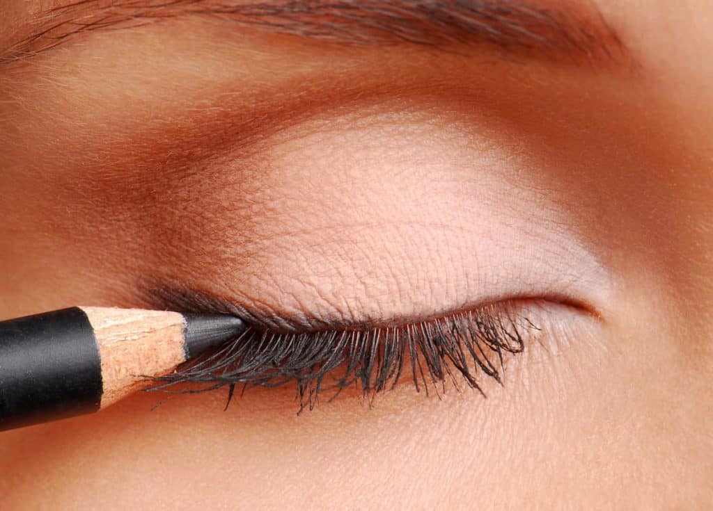 advantages of black eyeliner